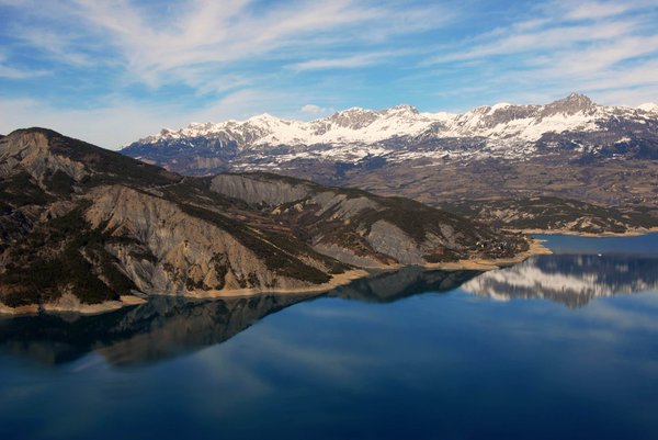 Quels sont les meilleurs moyens d'intégrer une serre dans un petit jardin urbain?